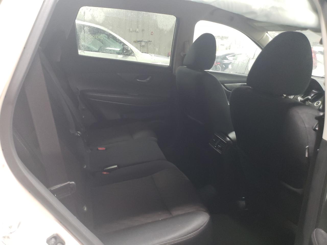 2017 Nissan Rogue - Image 10