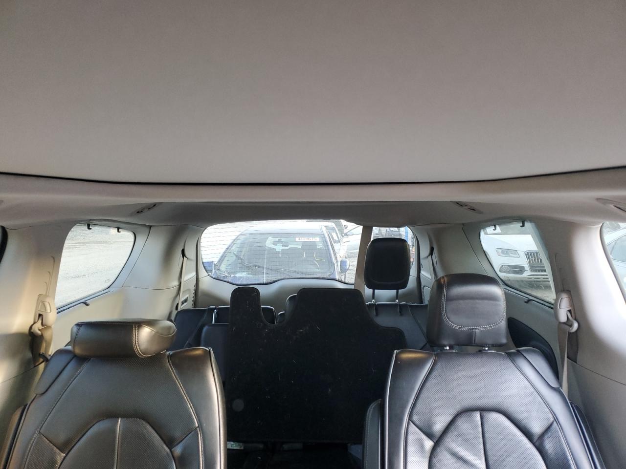 2017 Chrysler Pacifica - Image 10