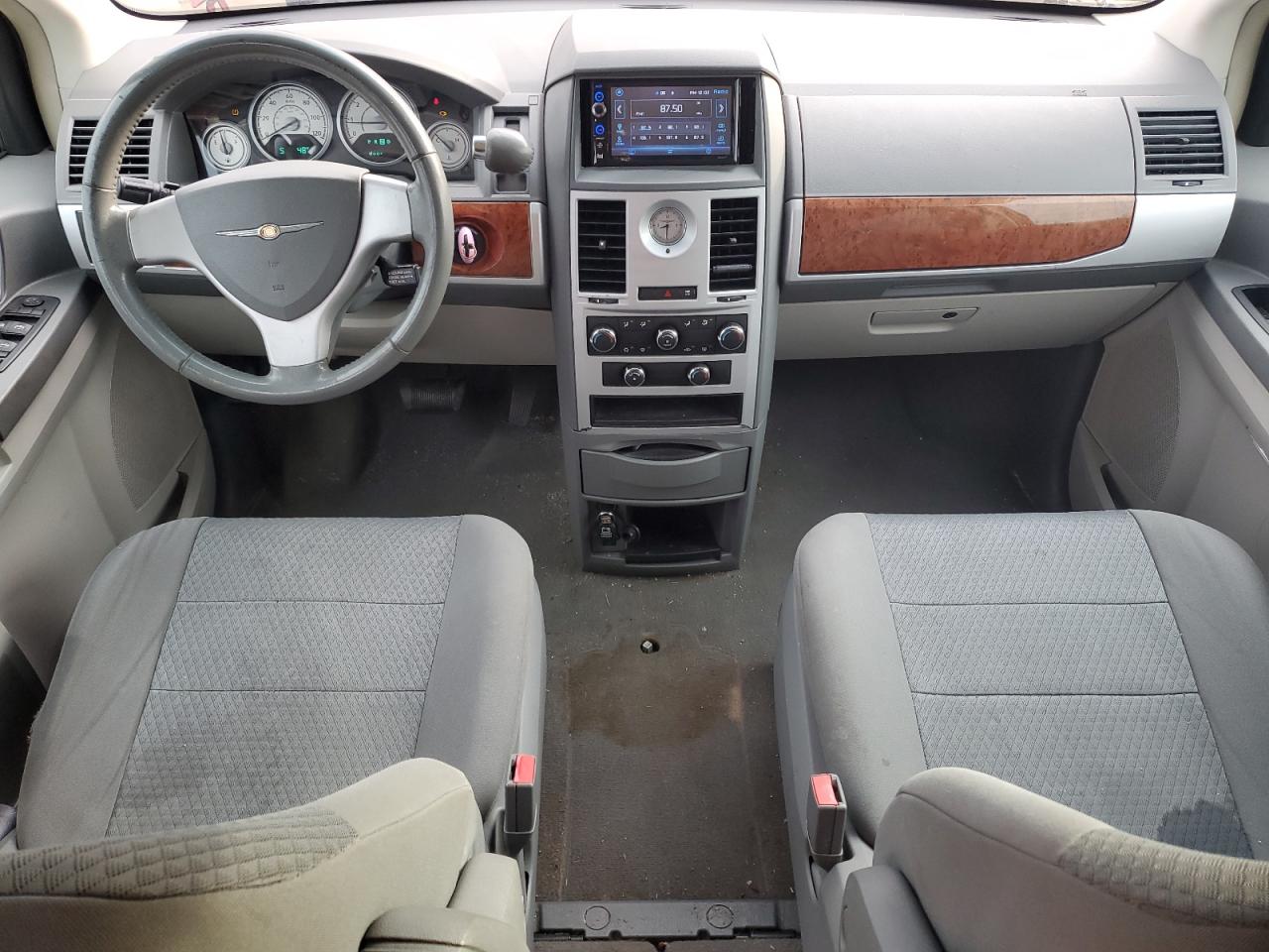 2009 Chrysler Town & Country - Image 8