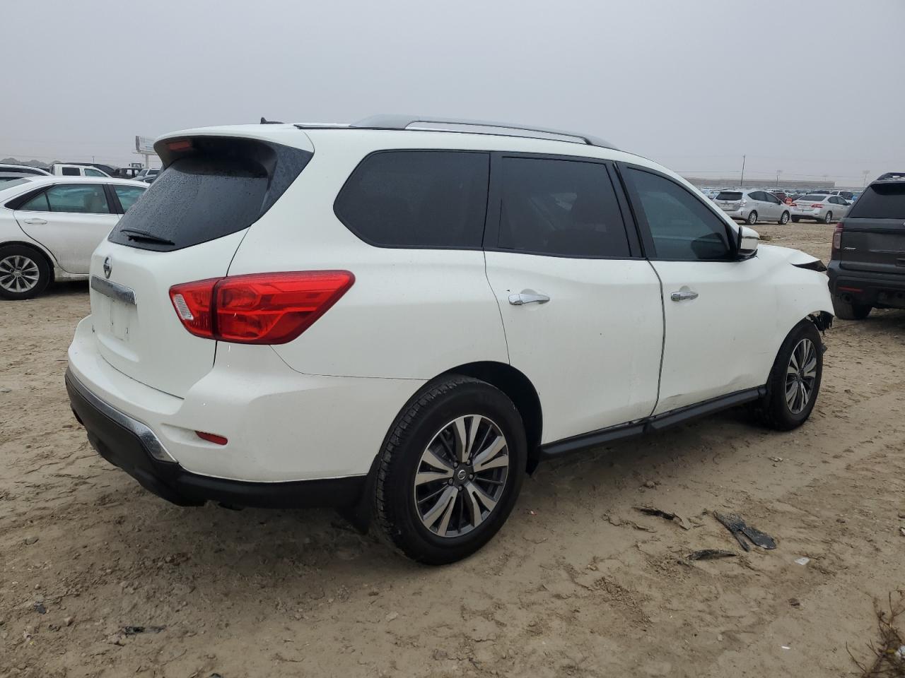 2017 Nissan Pathfinder - Image 3