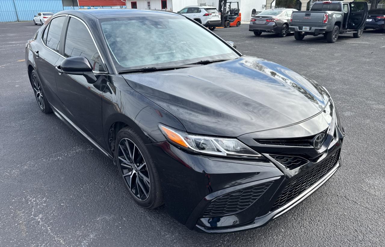 4T1G11AK8MU412324 2021 TOYOTA CAMRY - Image 1
