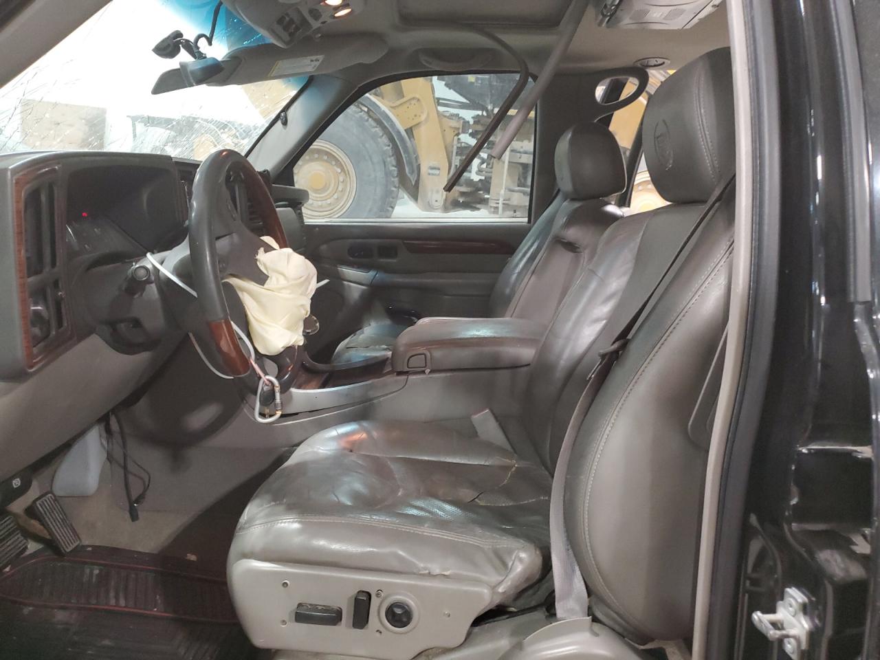 2004 Cadillac Escalade - Image 7