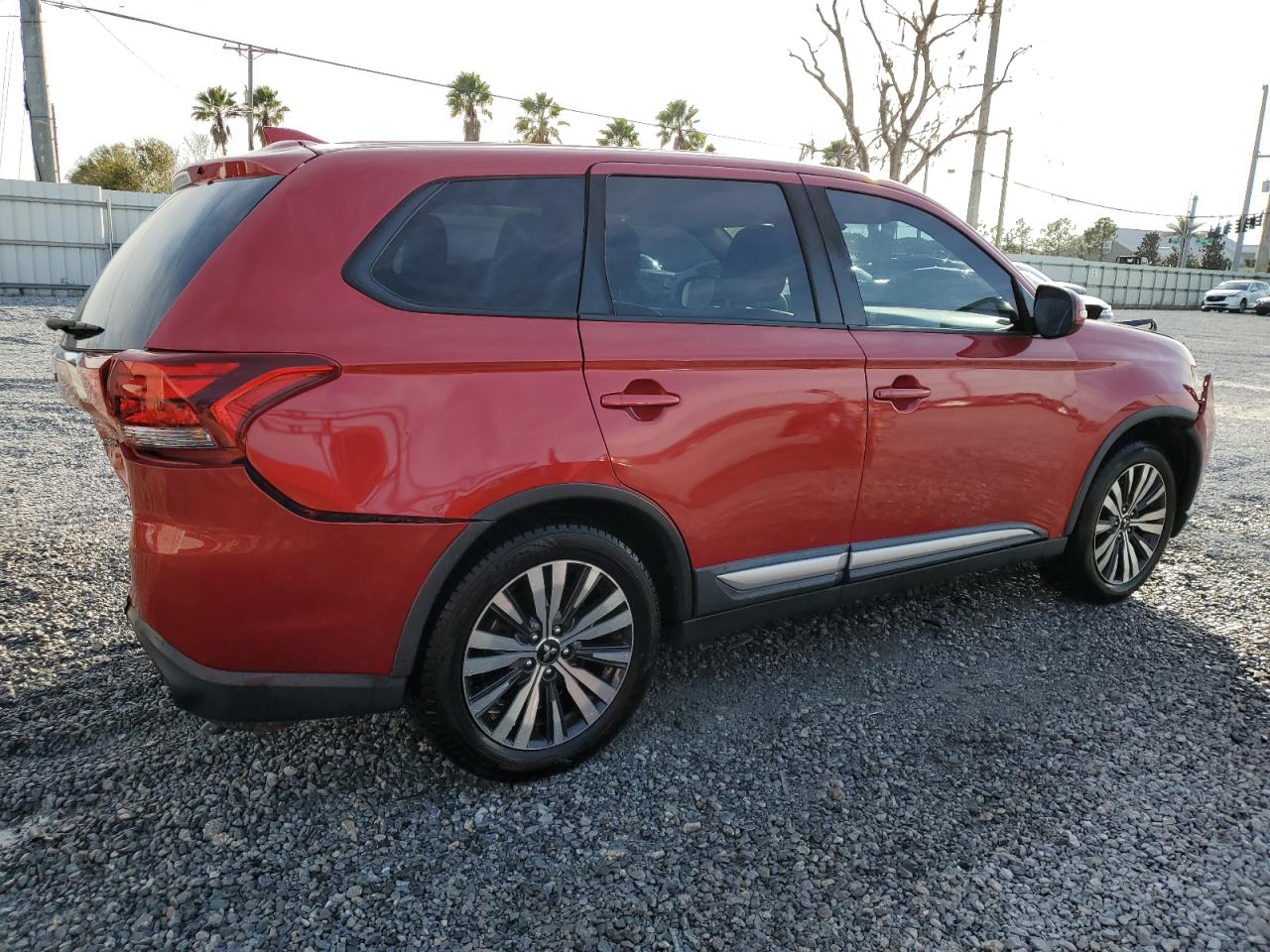 2019 Mitsubishi Outlander - Image 3