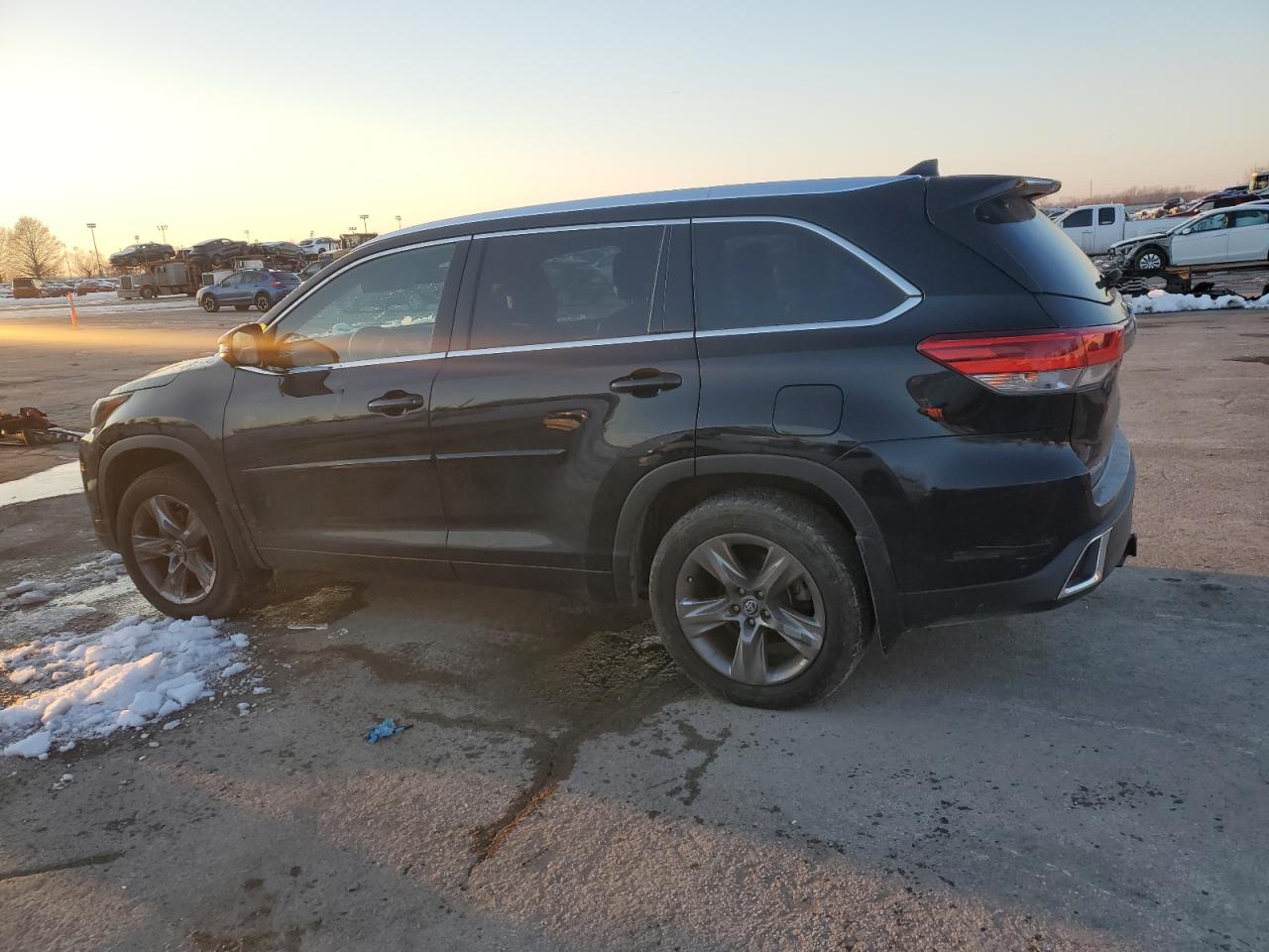 2019 Toyota Highlander - Image 2
