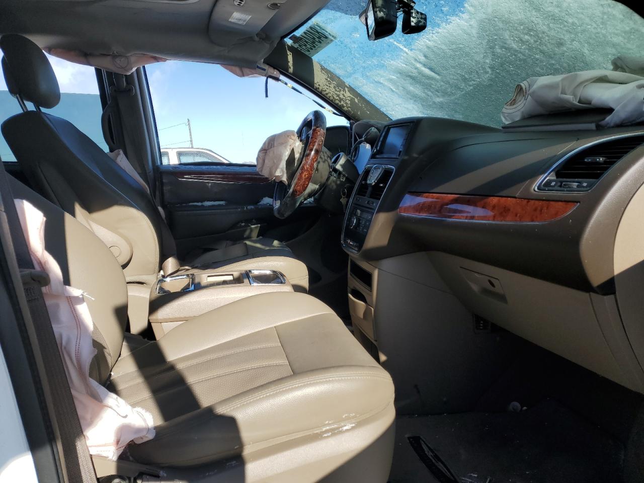2016 Chrysler Town & Country - Image 7