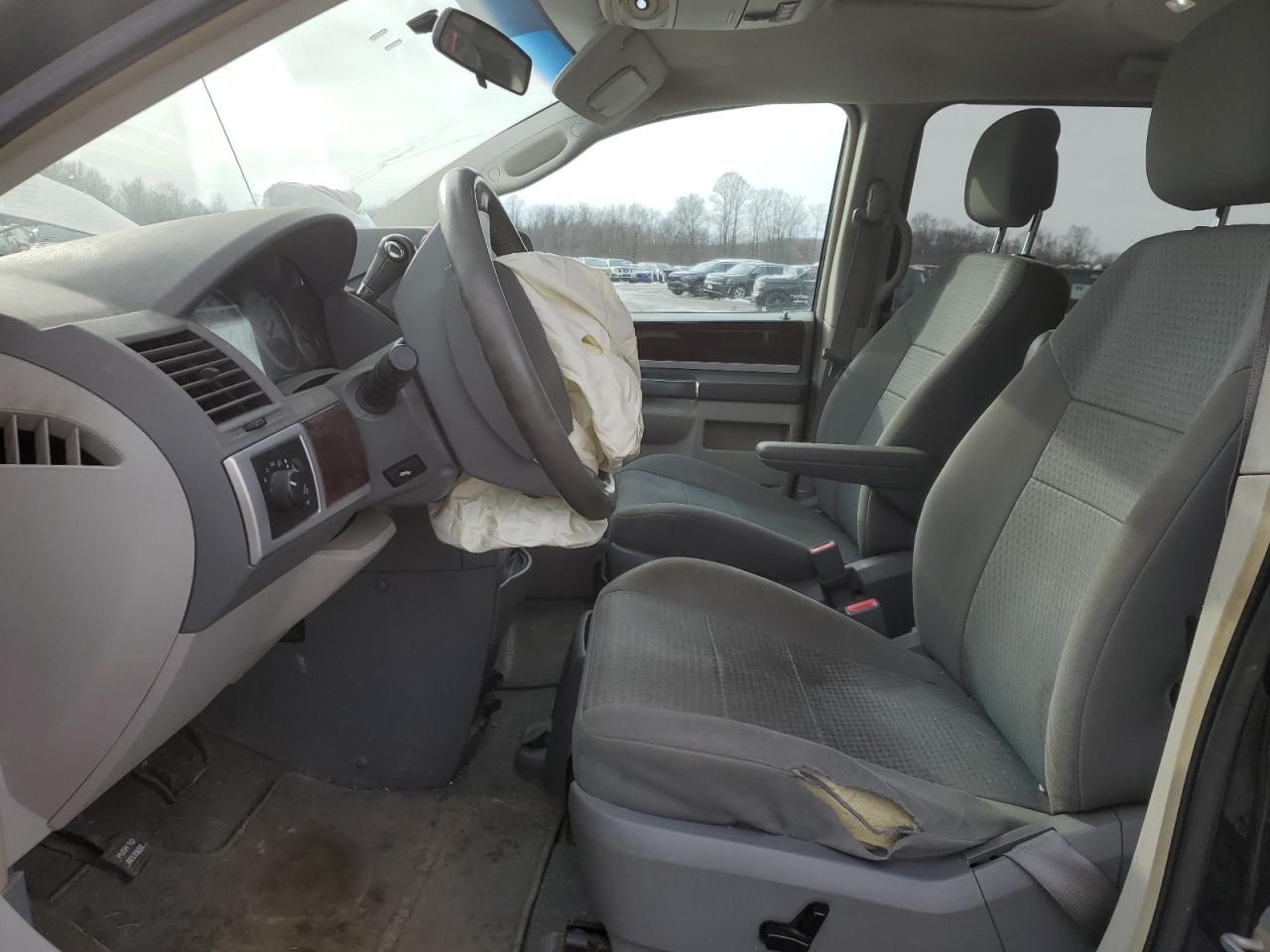 2010 Chrysler Town & Country - Image 7
