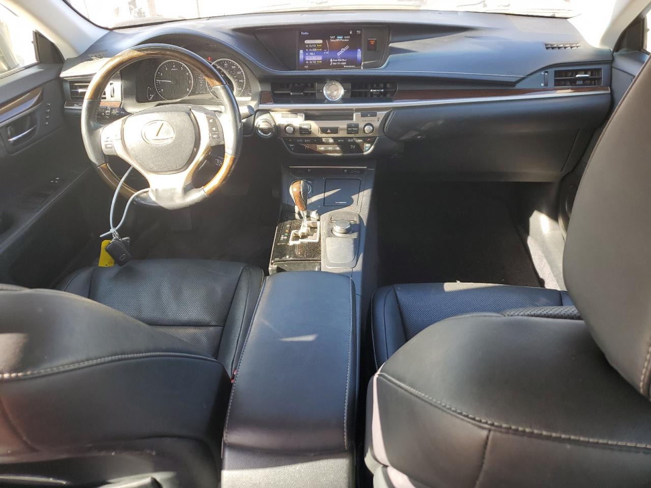 2015 Lexus ES - Image 8