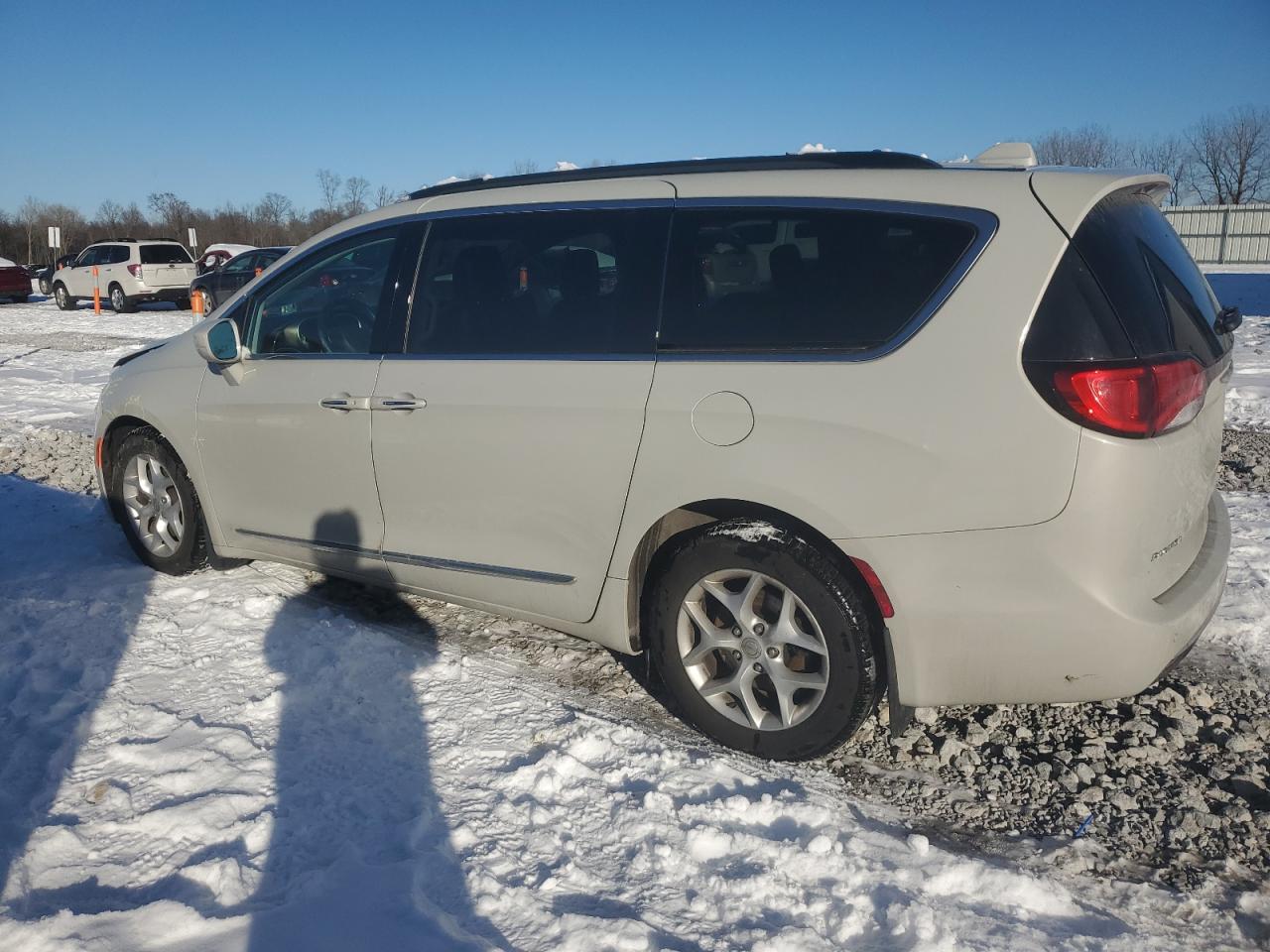 2C4RC1BG6HR670569 2017 CHRYSLER PACIFICA - Image 2