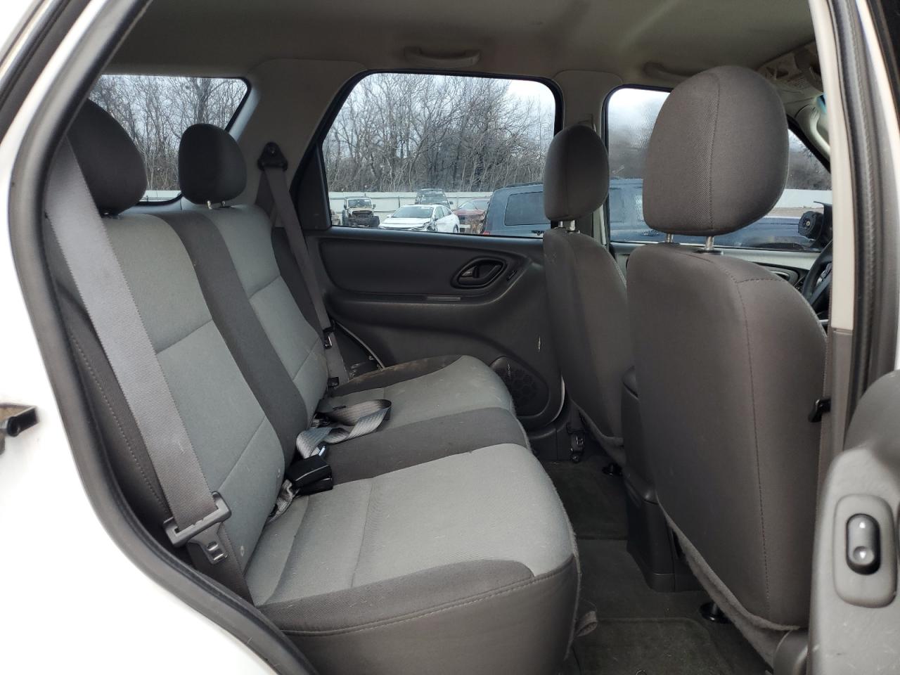 2004 Ford Escape - Image 11