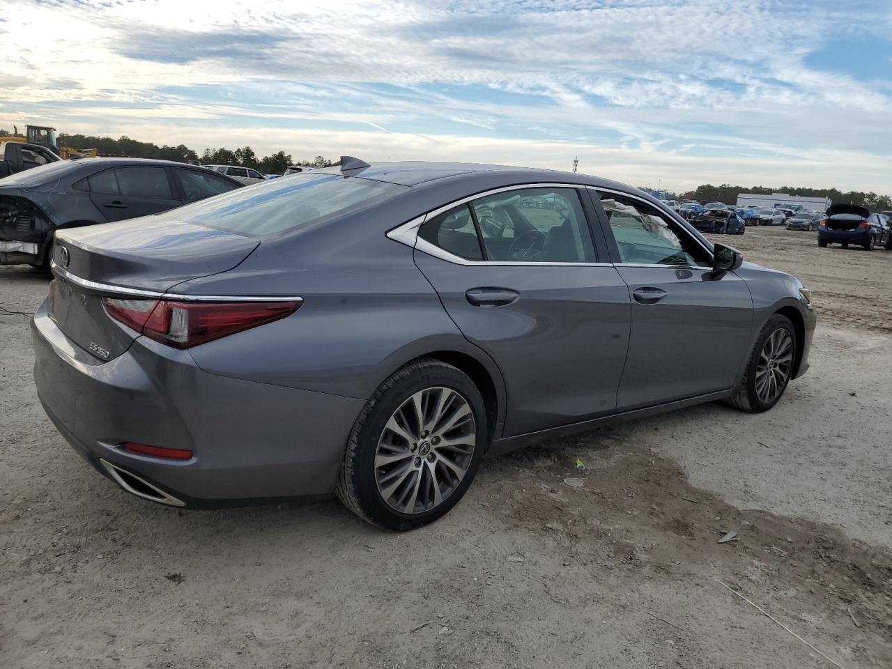 2019 Lexus ES - Image 3