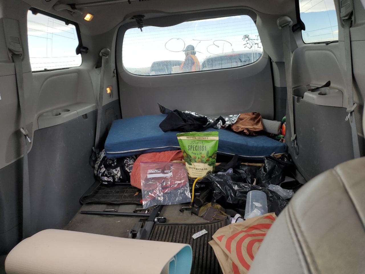 2015 Toyota Sienna - Image 10