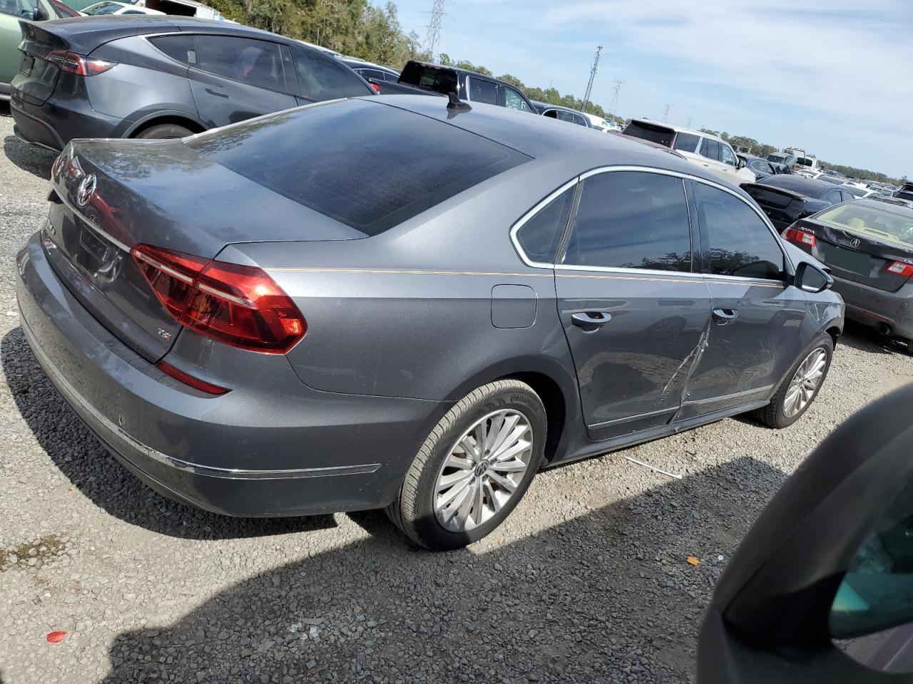 2017 Volkswagen Passat - Image 4