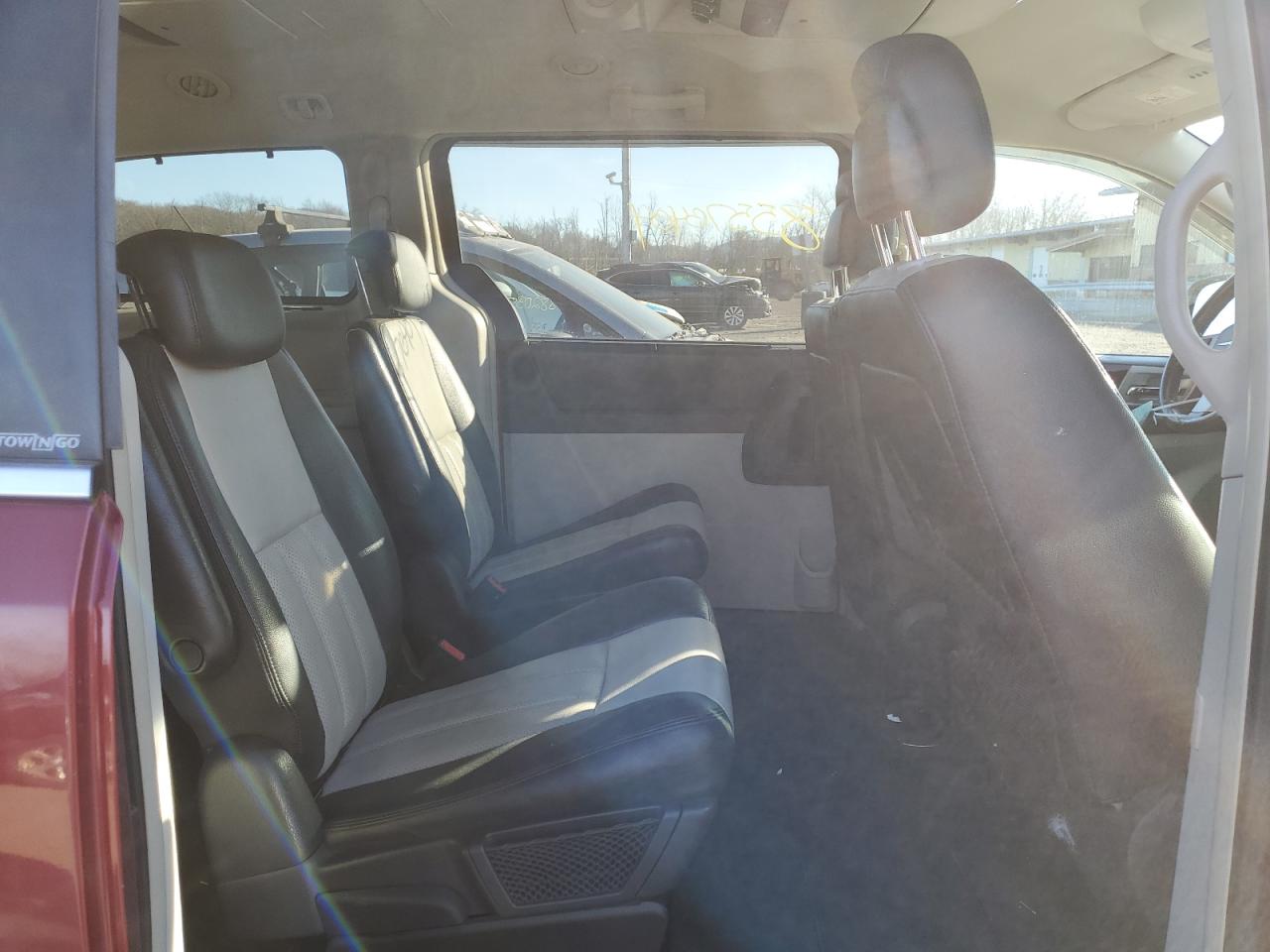 2010 Chrysler Town & Country - Image 11