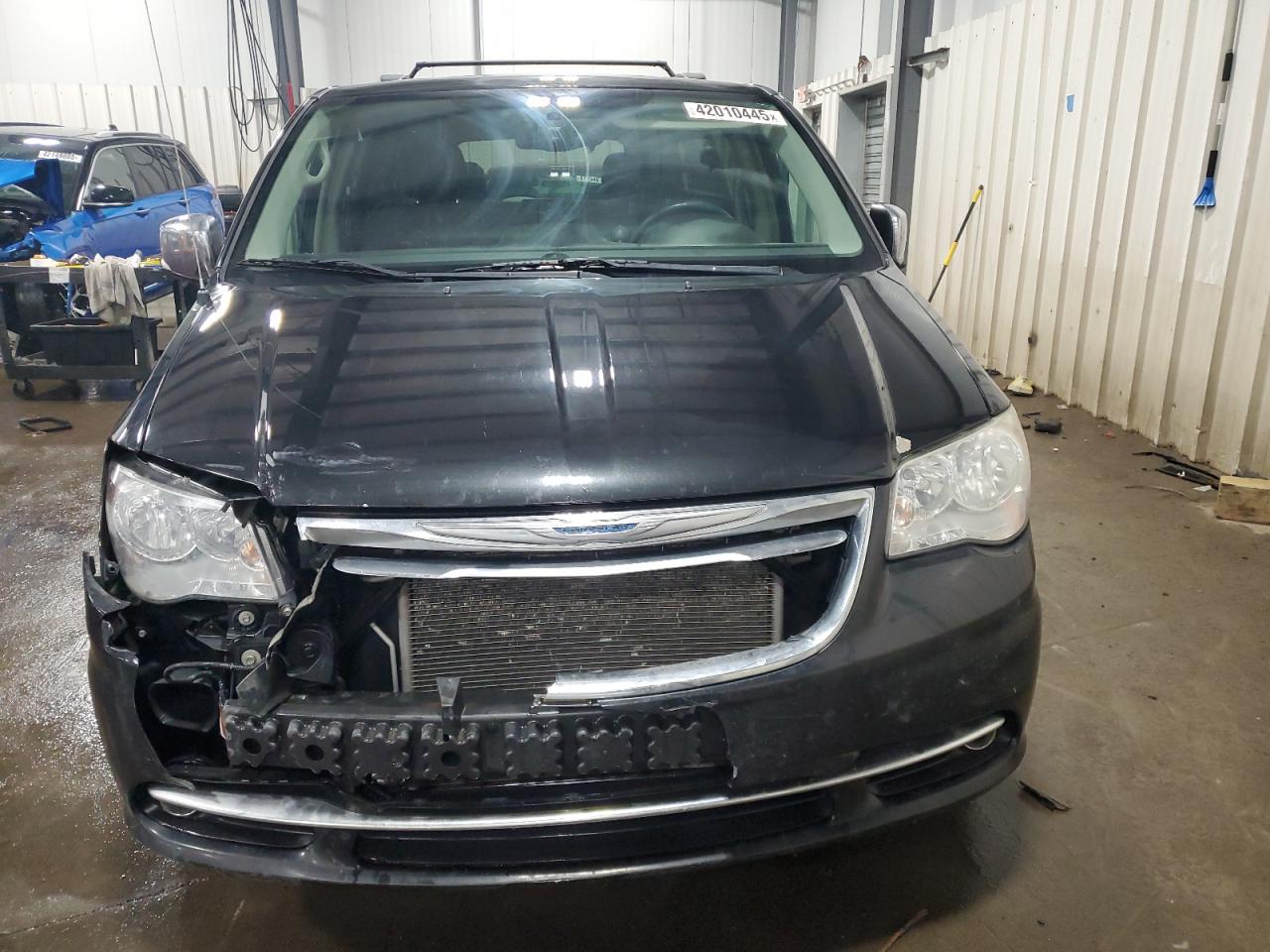 2014 Chrysler Town & Country - Image 5