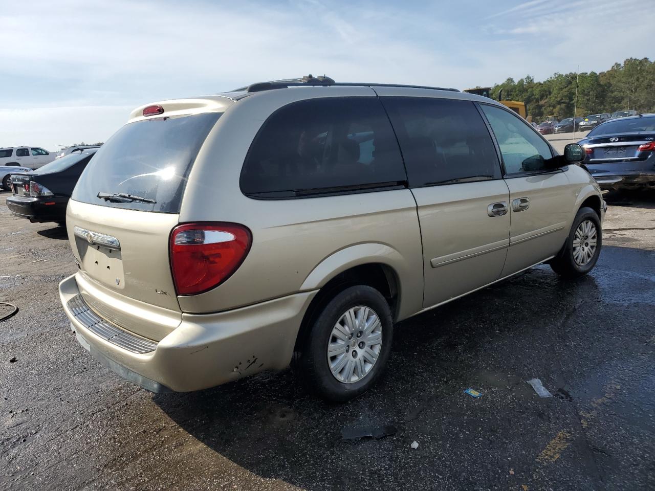 2005 Chrysler Town & Country - Image 3
