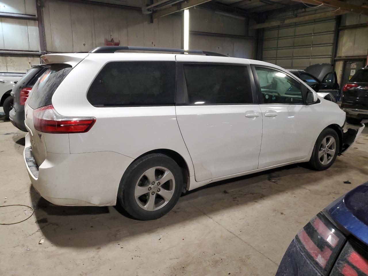 2015 Toyota Sienna - Image 3