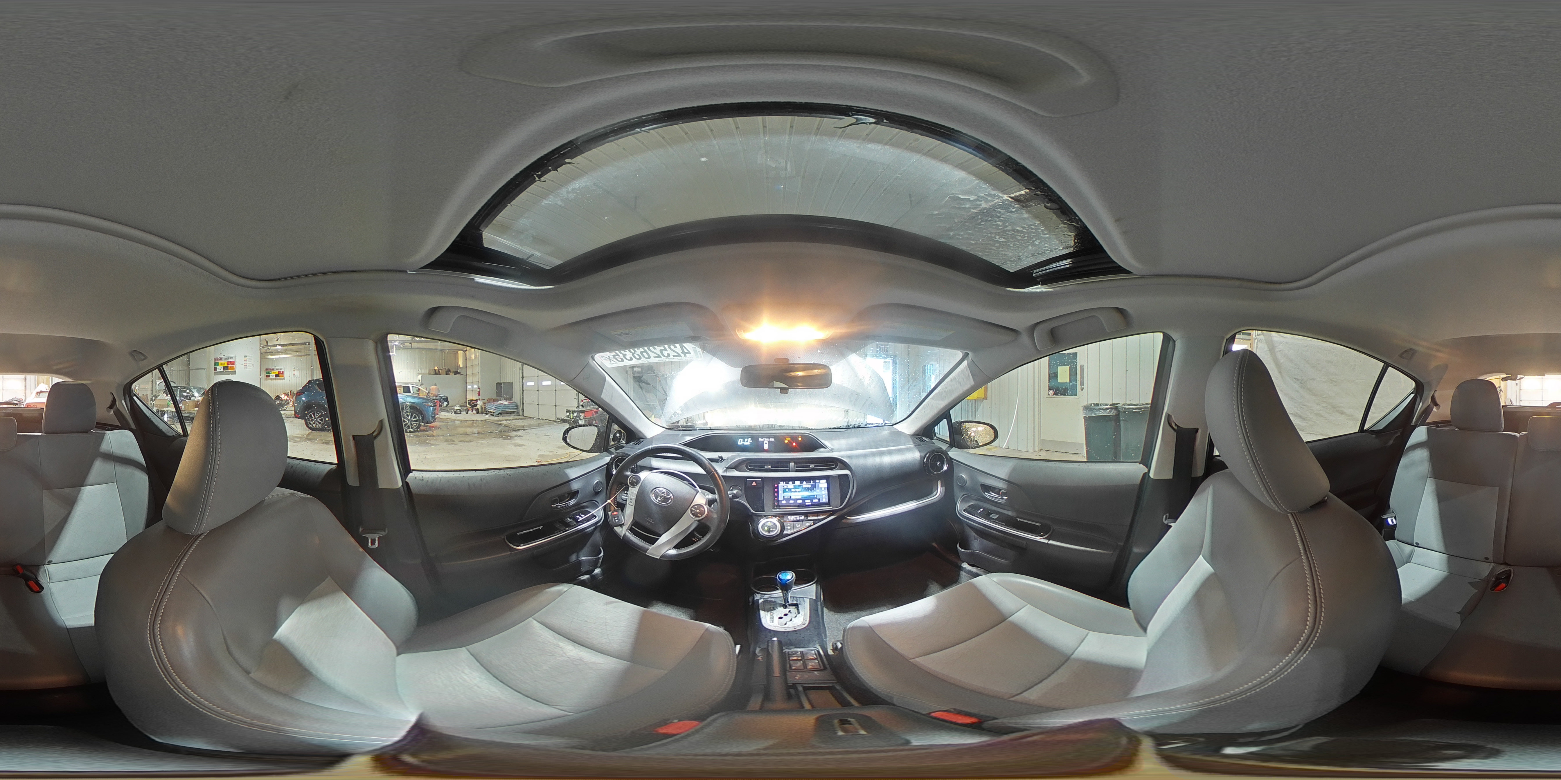 2015 Toyota Prius - Image 15