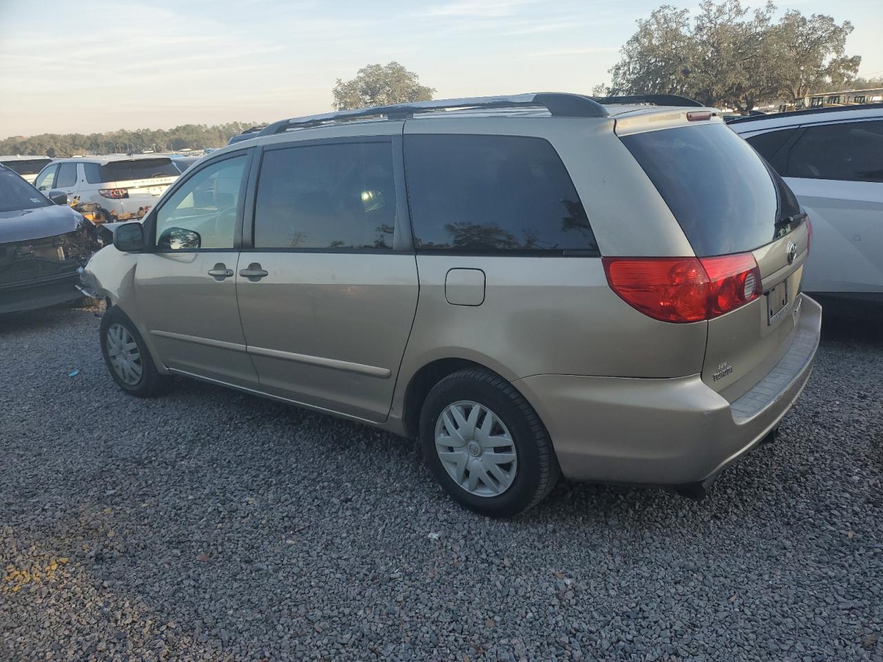 2007 Toyota Sienna - Image 2