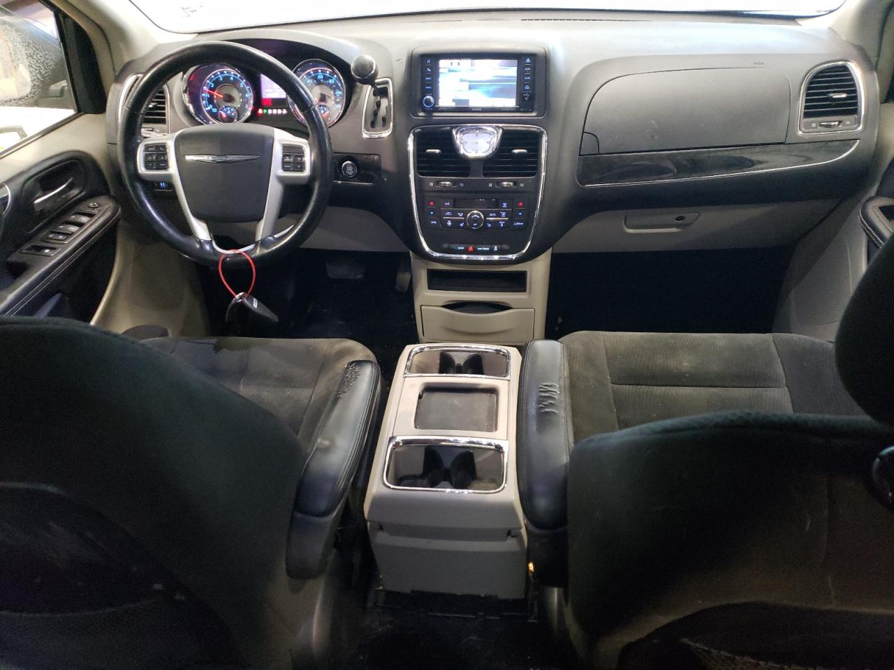 2016 Chrysler Town & Country - Image 8
