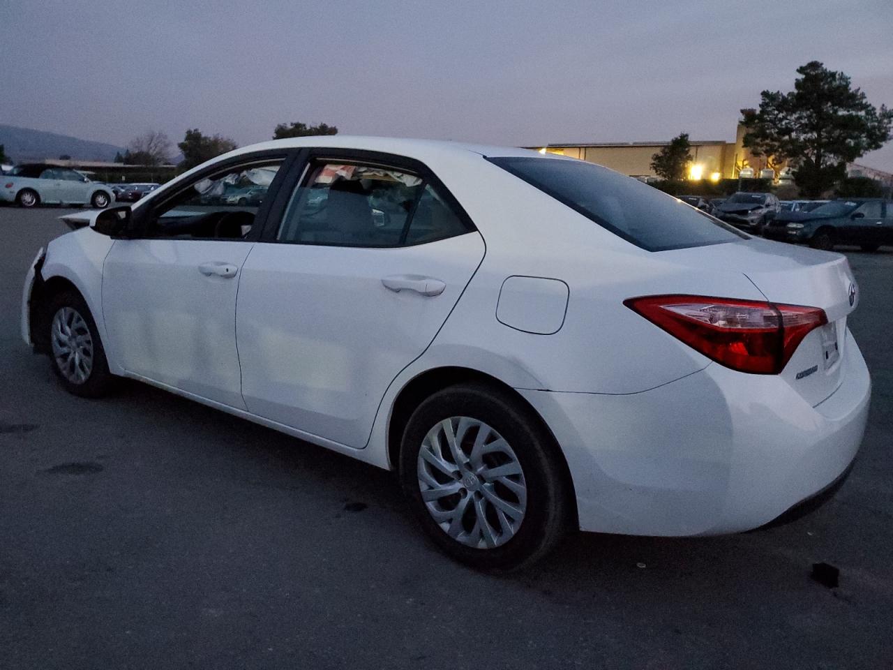 VIN 2T1BURHE8JC015757 2018 TOYOTA COROLLA no.2