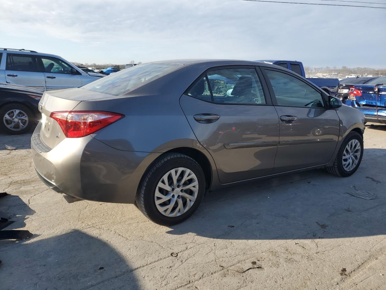 VIN 2T1BURHE1JC039169 2018 TOYOTA COROLLA no.3