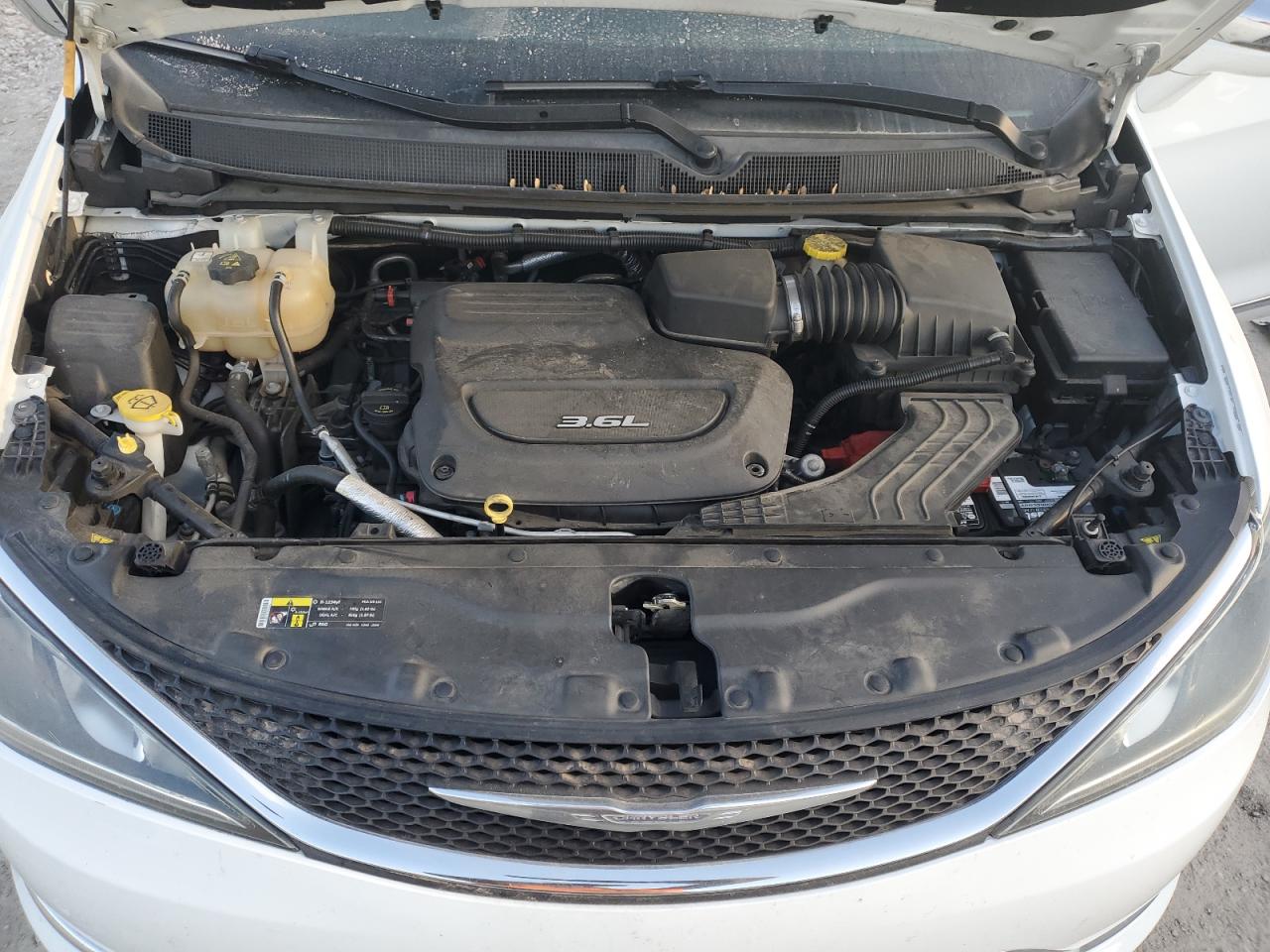 2017 Chrysler Pacifica - Image 12