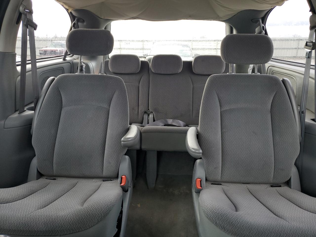 2005 Chrysler Town & Country - Image 10