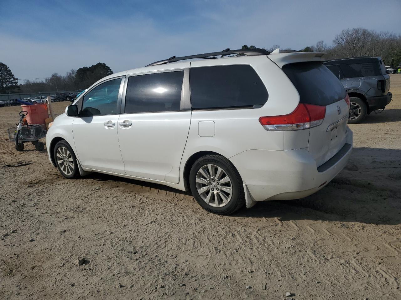 2012 Toyota Sienna - Image 2