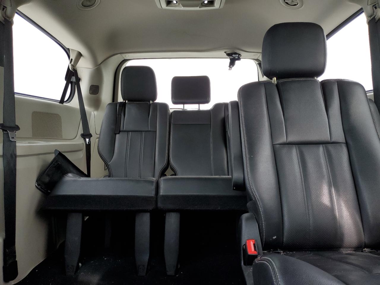 2012 Chrysler Town & Country - Image 10