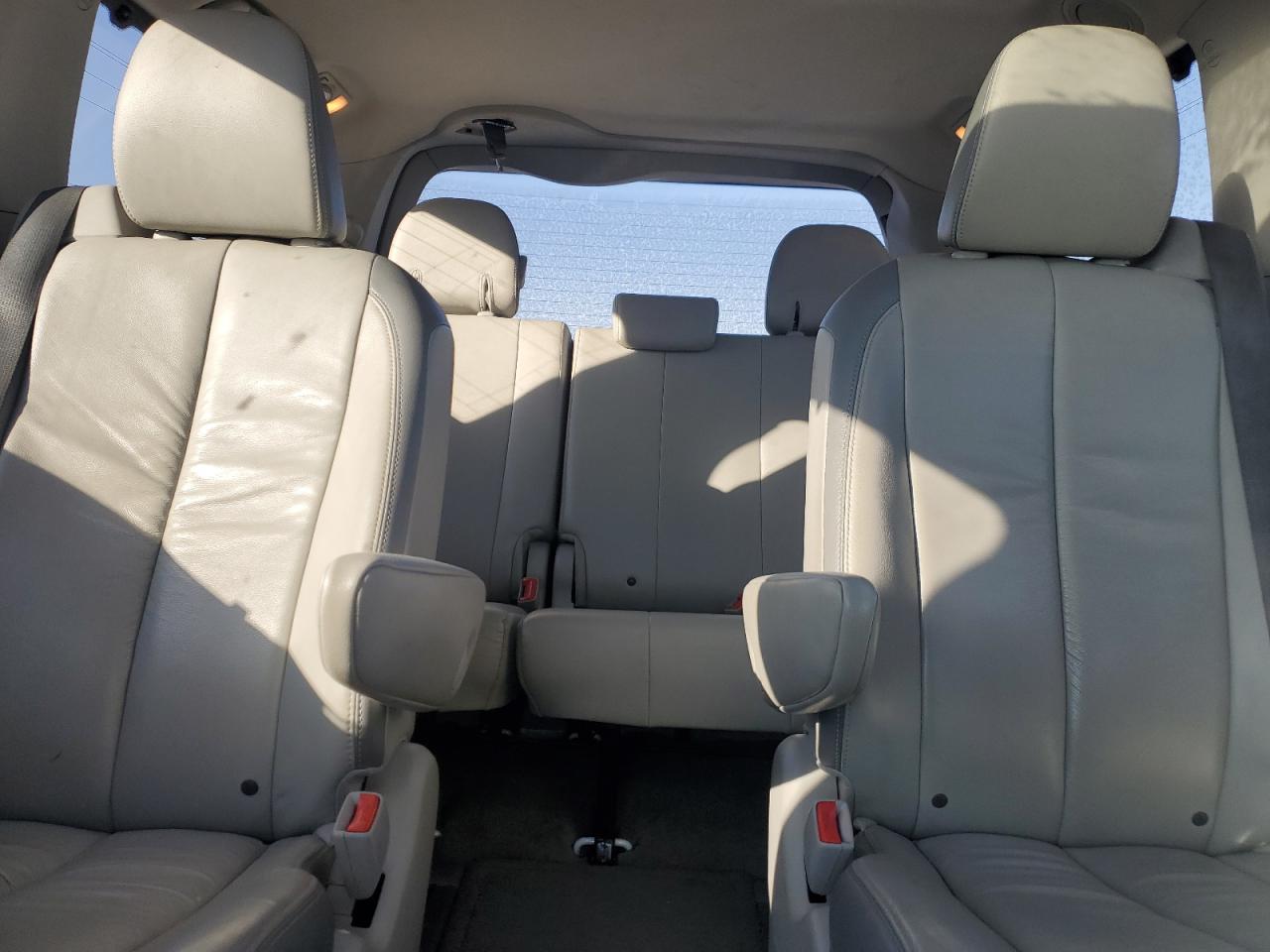 2012 Toyota Sienna - Image 10