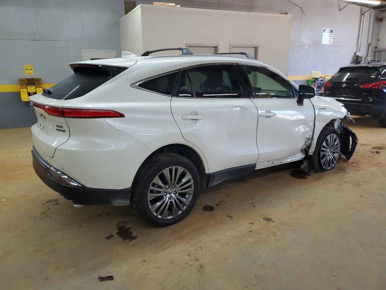 2021 Toyota Venza - Image 3