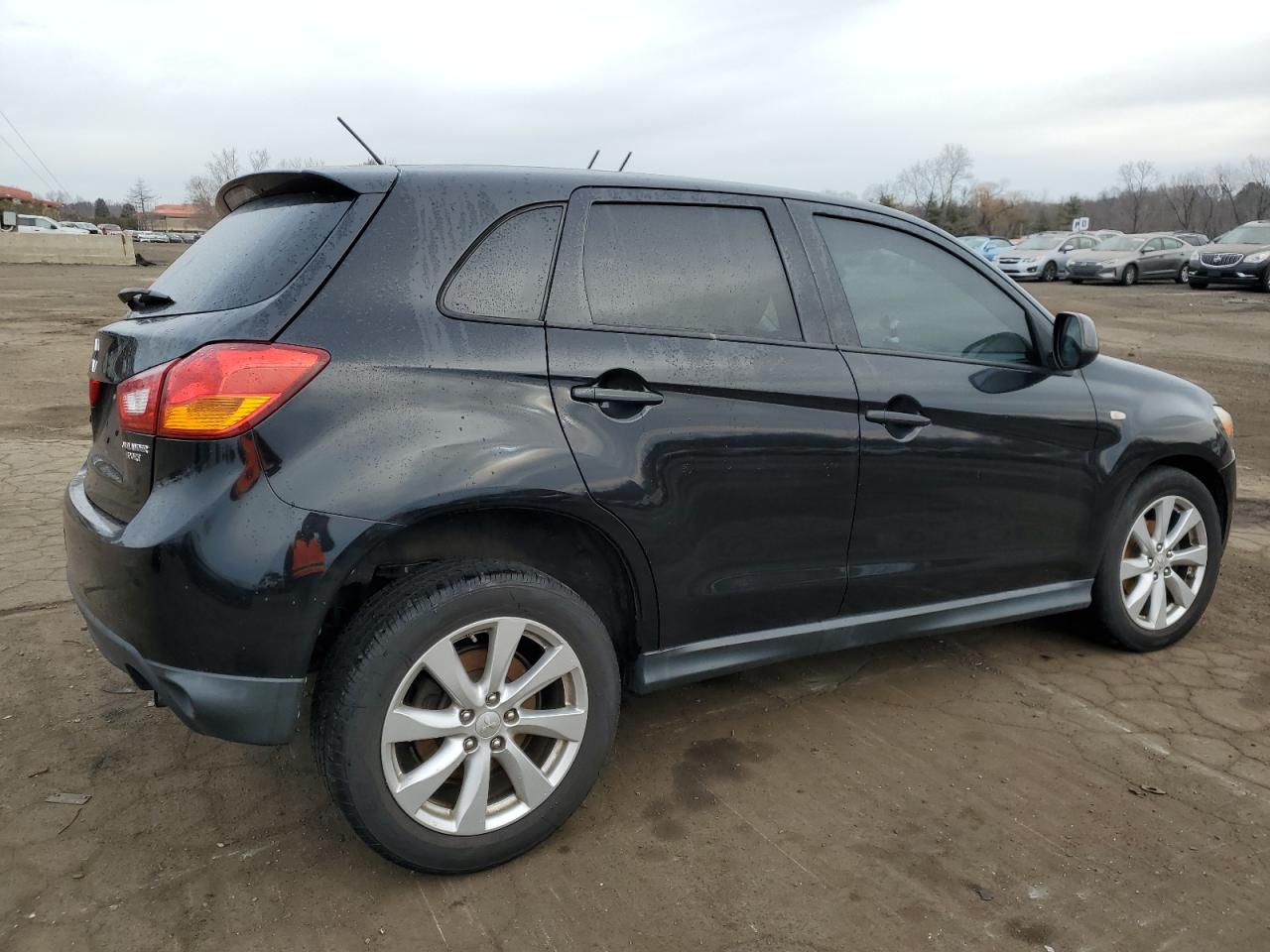2015 Mitsubishi Outlander - Image 3