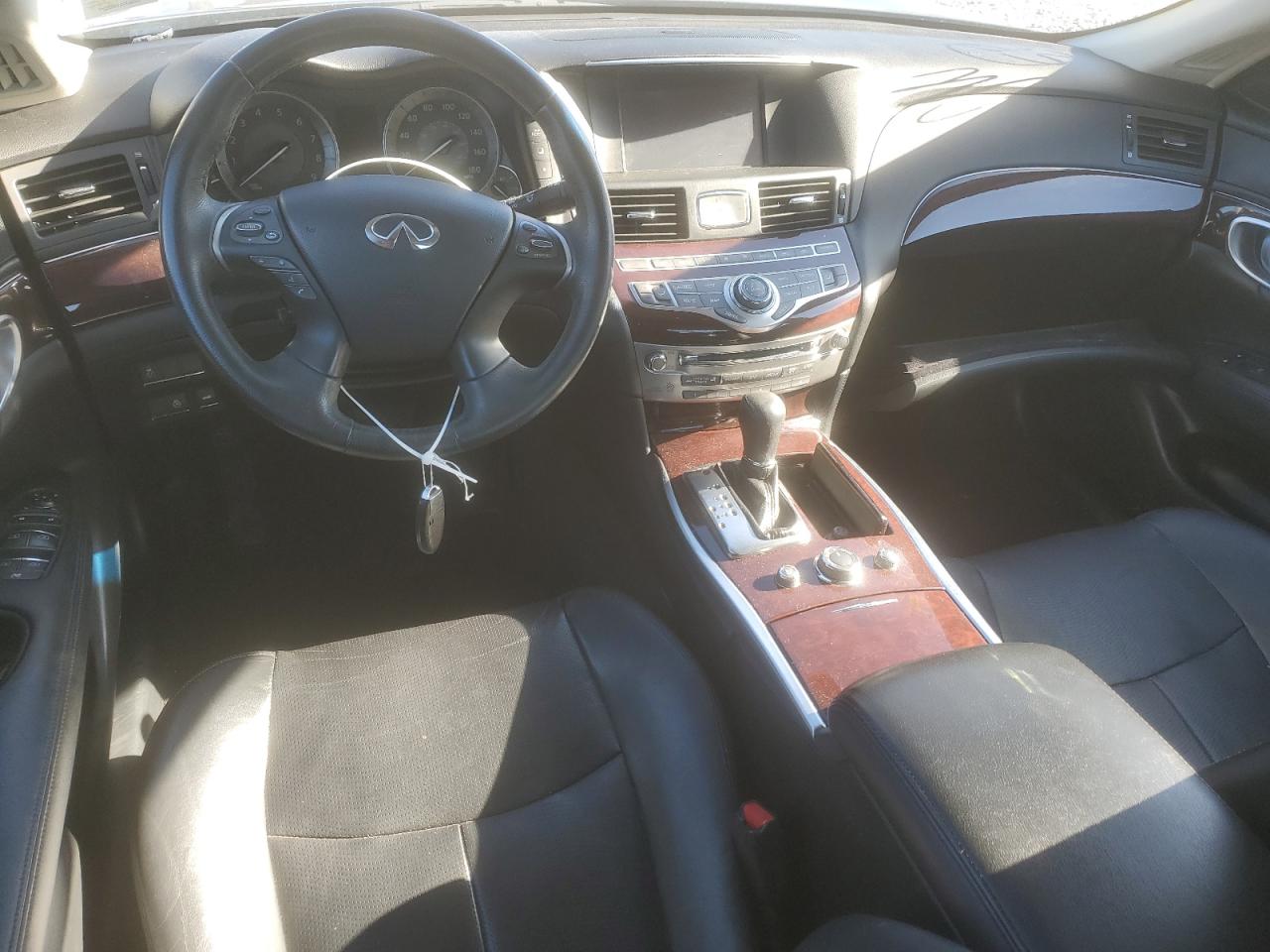 2017 Infiniti Q70 - Image 8