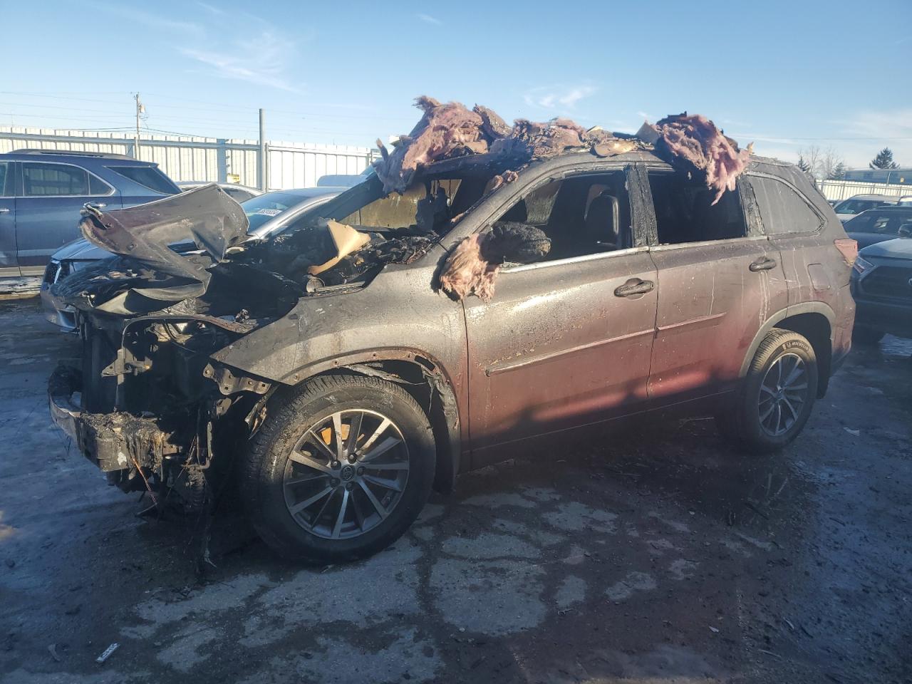 2018 Toyota Highlander Se للبيع في Dyer، IN - Burn