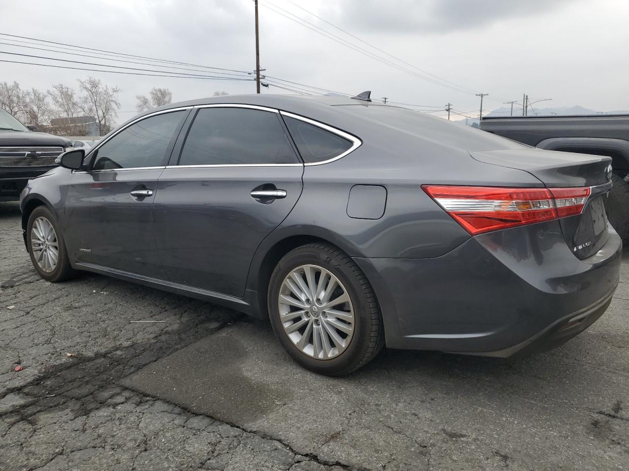 2015 Toyota Avalon - Image 2