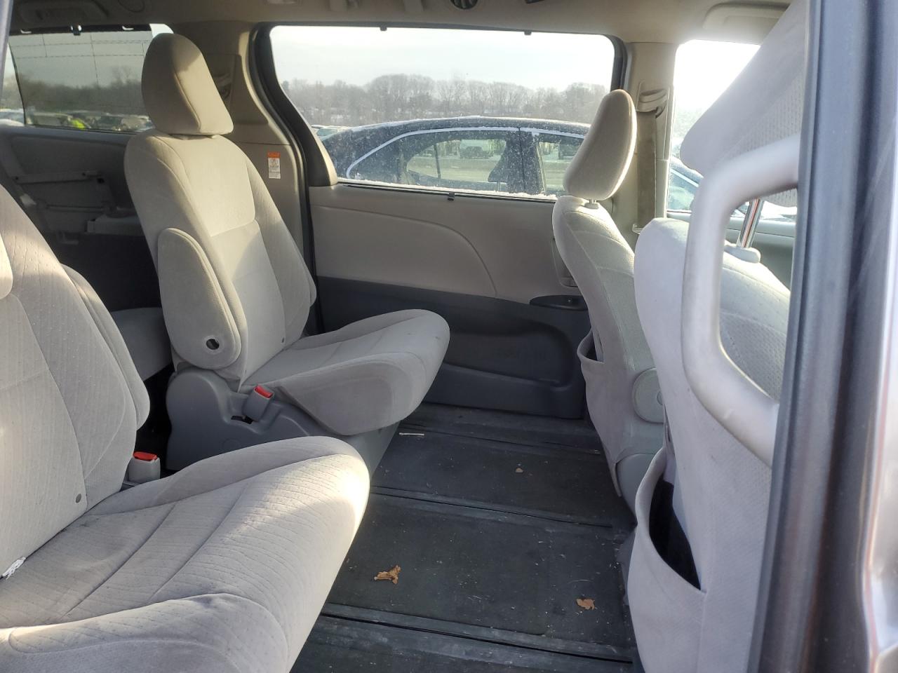 2016 Toyota Sienna - Image 11