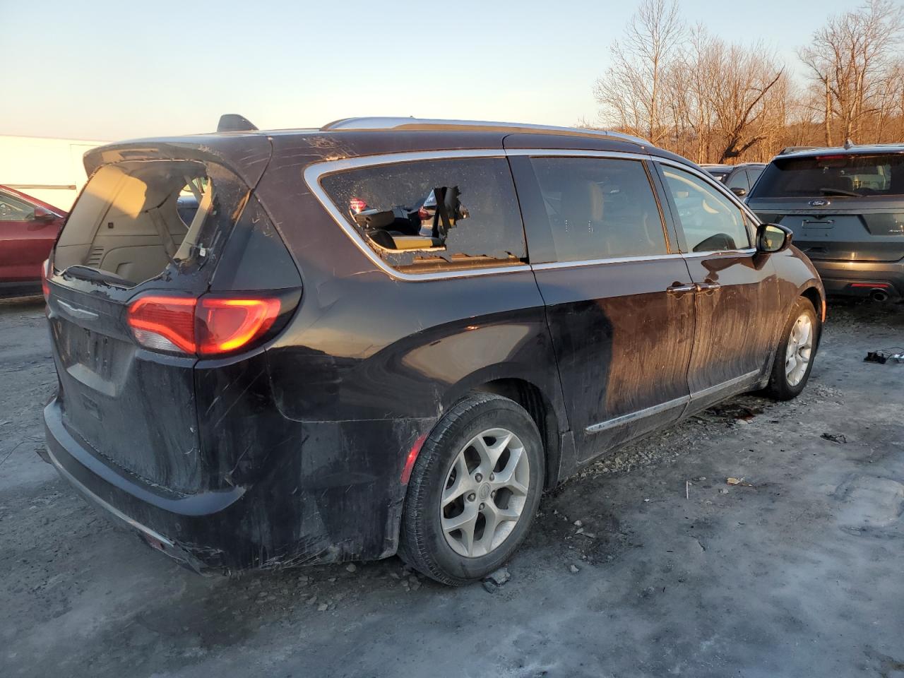 2018 Chrysler Pacifica - Image 3