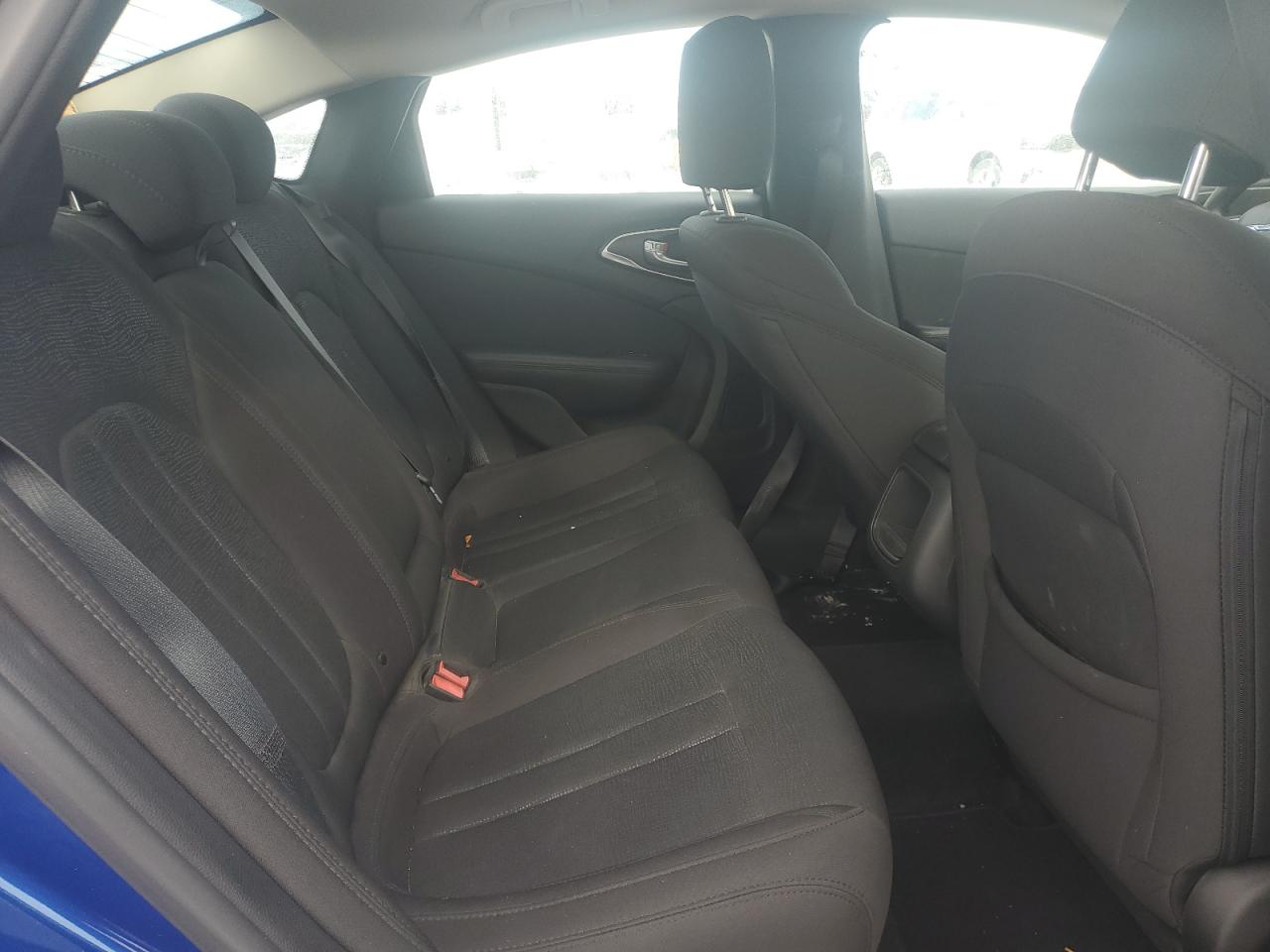 2016 Chrysler 200 - Image 10