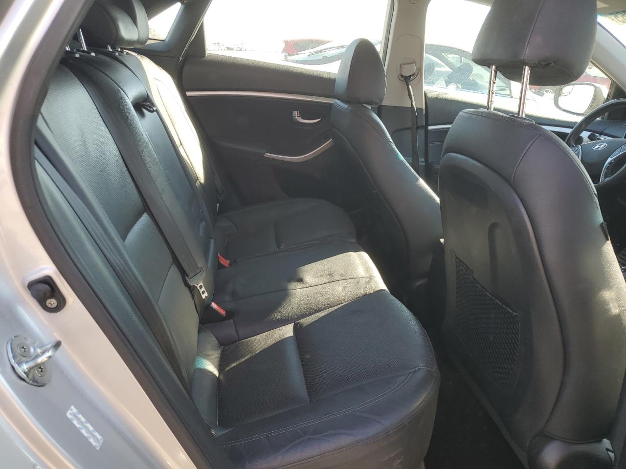 2015 Hyundai Elantra - Image 10