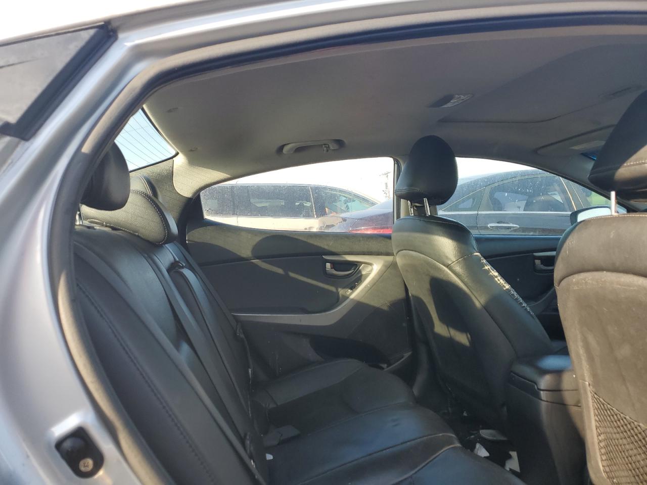 2012 Hyundai Elantra - Image 10