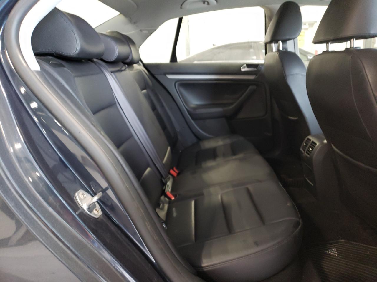 2010 Volkswagen Jetta - Image 10