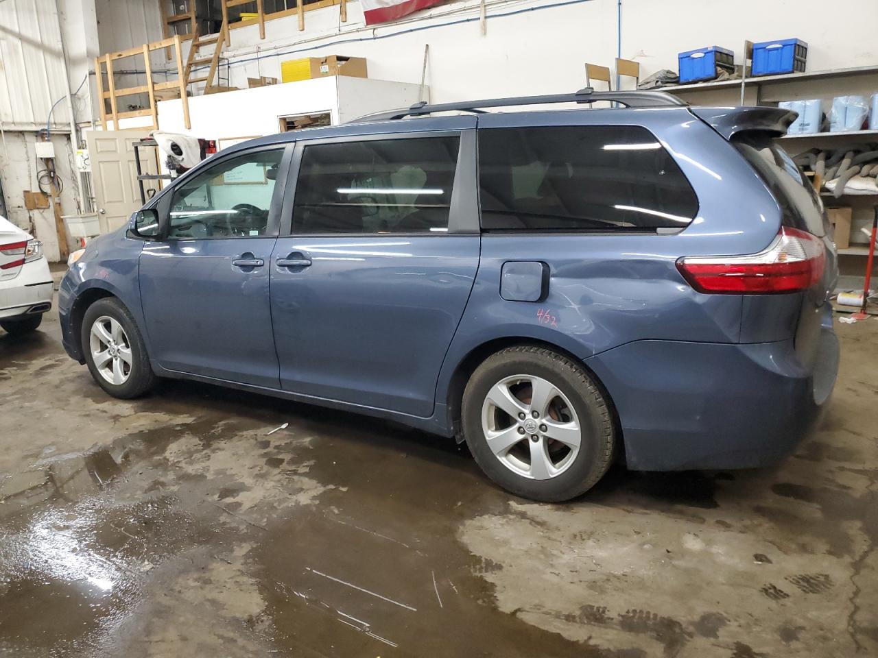 2016 Toyota Sienna - Image 2