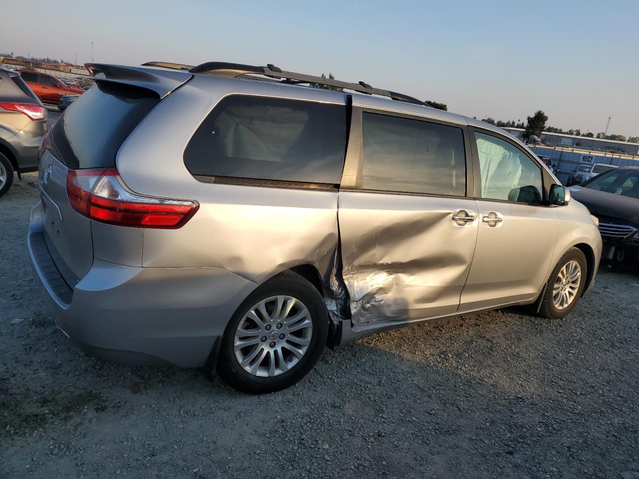 2017 Toyota Sienna - Image 3