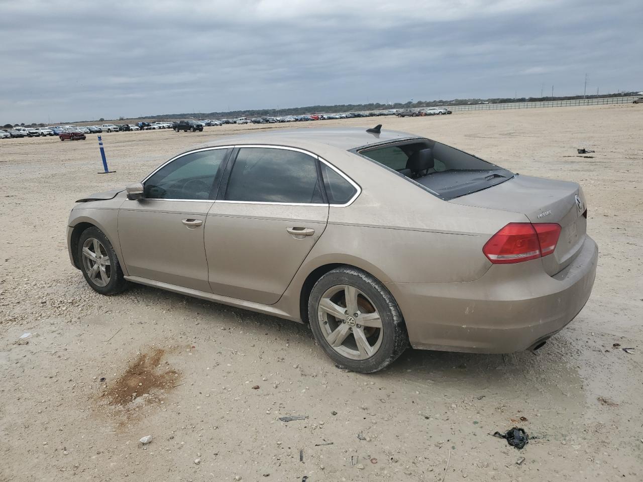 2015 Volkswagen Passat - Image 2