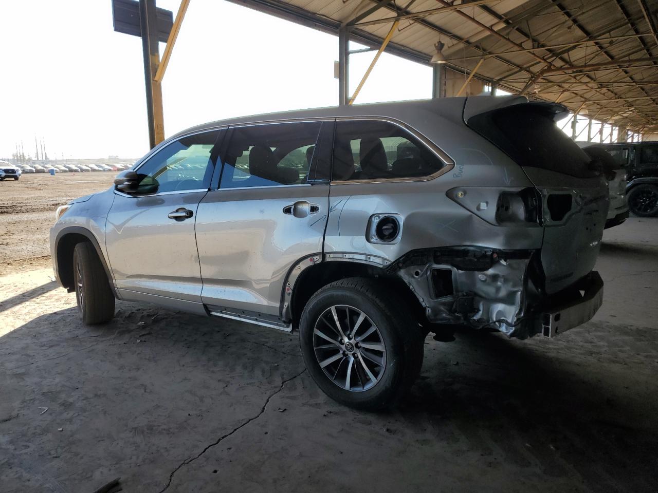 VIN 5TDKZRFH4JS527859 2018 TOYOTA HIGHLANDER no.2