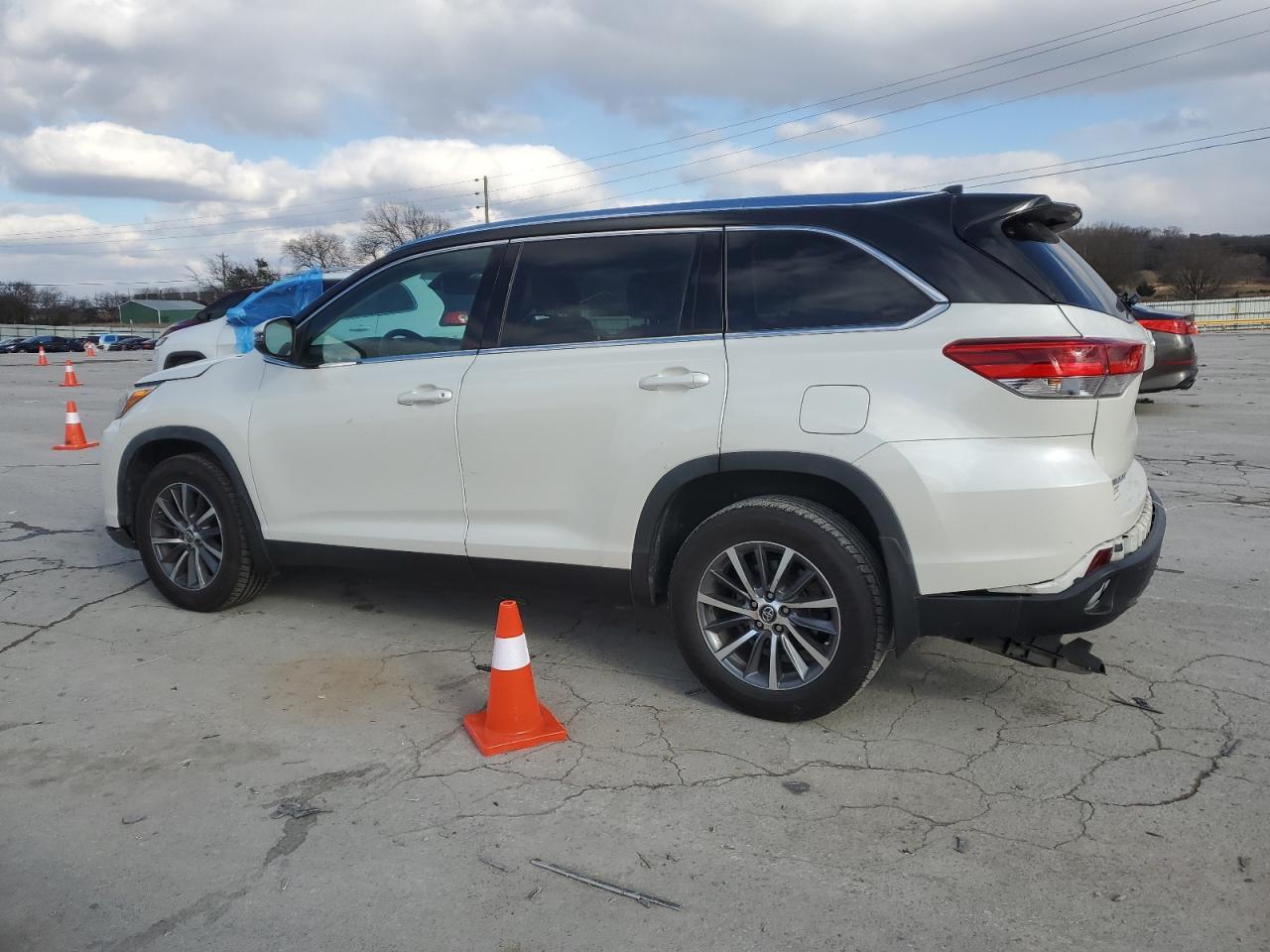 2019 Toyota Highlander - Image 2