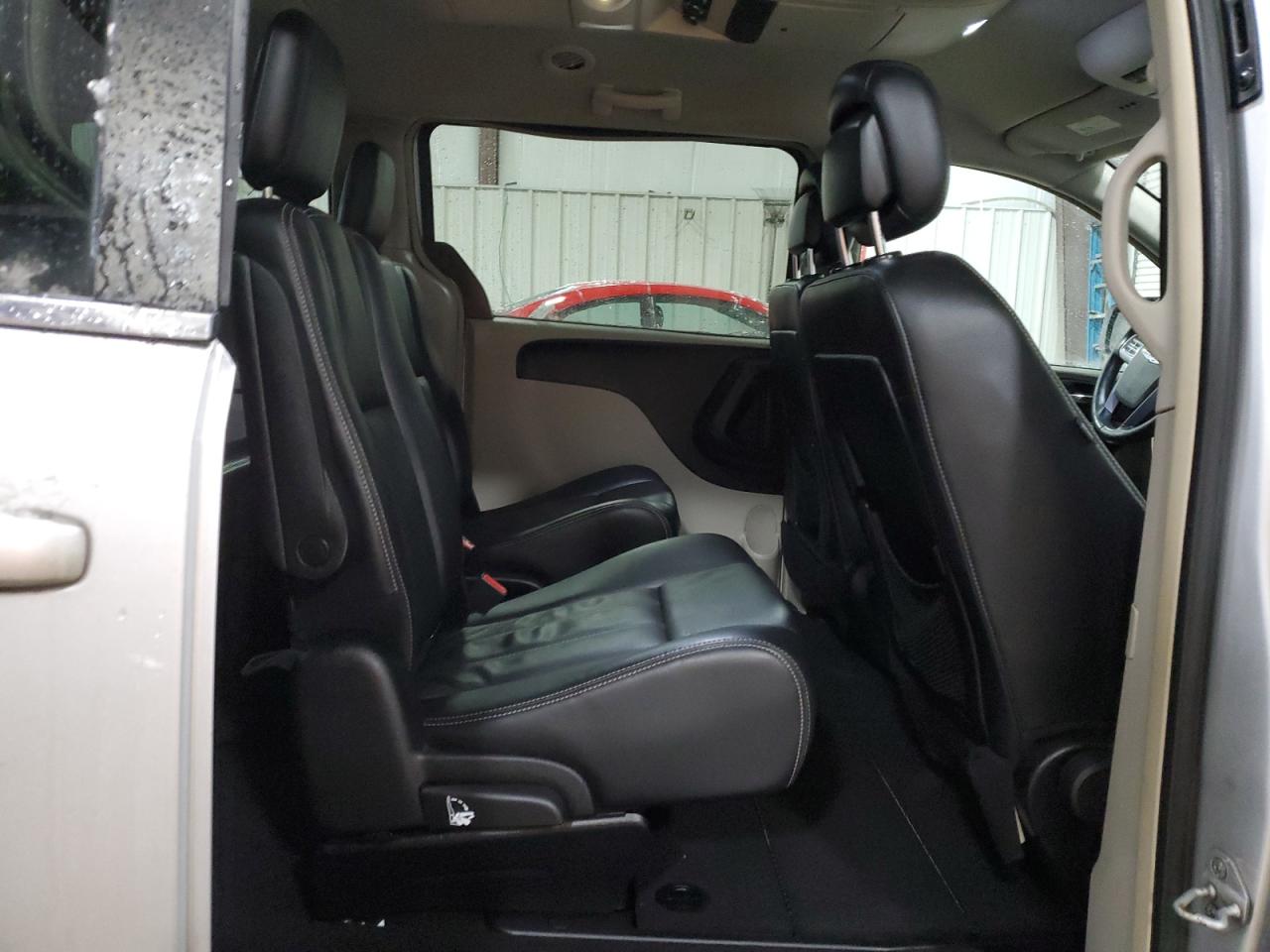 2012 Chrysler Town & Country - Image 11