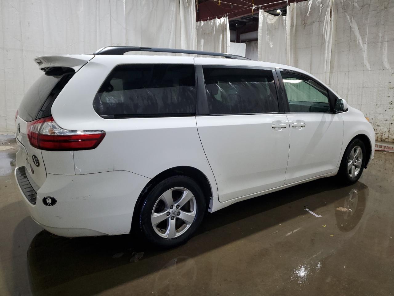 2015 Toyota Sienna - Image 3