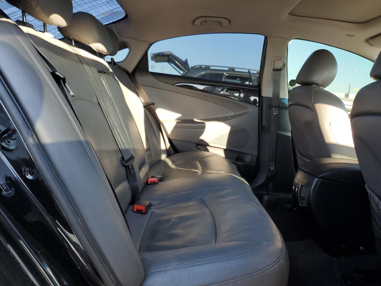 2011 Hyundai Sonata - Image 10