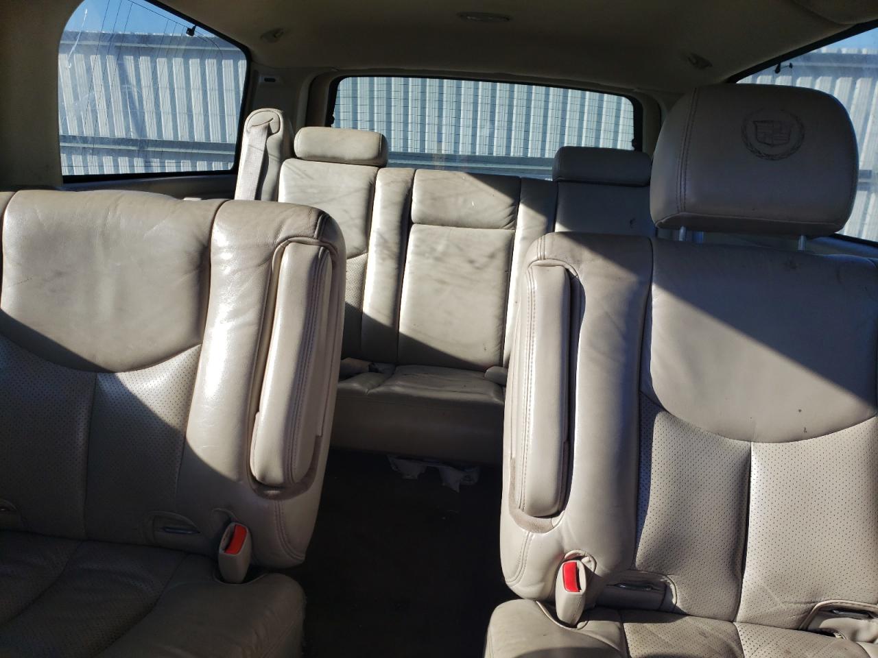 2004 Cadillac Escalade - Image 10